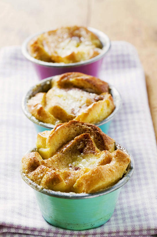 点心,面包,无人,竖图,俯视,室内,特写,白天,餐桌,桌子,一排,阴影,整齐,反射,影子,陶瓷,食品,布丁,面点,甜点,甜品,陶瓷制品,食物,糕点,排列,三个,餐巾,容器,碗,果冻,甜食,零食,餐台,储藏,储存,队列,啫喱,白面包,保洁方巾,口布,彩图,高角度拍摄,贮存