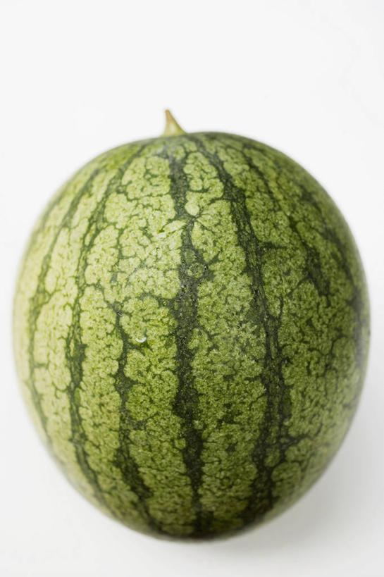 无人,竖图,俯视,室内,特写,白天,白色背景,餐桌,桌子,西瓜,水果,阴影,新鲜,反射,影子,生食,食品,果实,食物,一个,绿色,摄影,有机食品,绿色食品,影棚,单个,餐台,寒瓜,彩图,高角度拍摄,影棚拍摄,拍摄