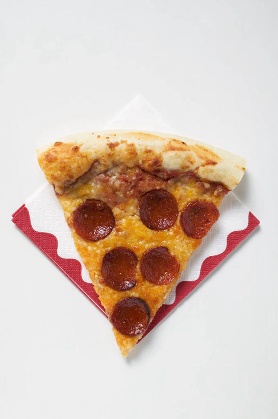 无人,竖图,俯视,室内,特写,白天,白色背景,烹饪,西餐,餐桌,桌子,一块,切开,阴影,反射,影子,肉,香肠,料理,食品,披萨,匹萨,腊肠,猪肉,菜肴,美食,肉类,食物,红色,餐巾,快餐,切,西式,摄影,佳肴,影棚,餐台,比萨,剖面,肉食,西式快餐,垃圾食品,切面,意大利薄饼,豚肉,保洁方巾,口布,彩图,高角度拍摄,影棚拍摄,拍摄