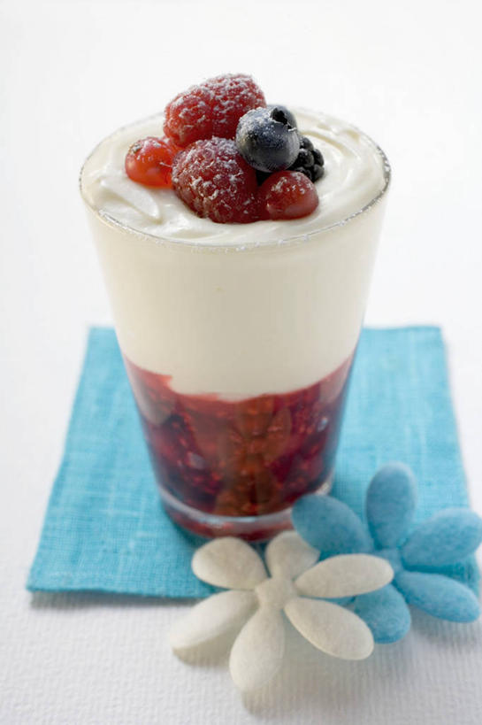 点心,无人,竖图,俯视,室内,特写,白天,白色背景,餐桌,桌子,浆果,蓝莓,杯子,水果,阴影,新鲜,装饰,盛开,反射,影子,生食,食品,甜点,甜品,果实,花蕾,玻璃制品,花,花瓣,花朵,鲜花,食物,糕点,一个,餐巾,水杯,甜食,奶油,花苞,花蕊,摄影,有机食品,绿色食品,影棚,单个,餐台,华丽,修饰,点缀,乳制品,山莓,树莓,三月泡,四月泡,山抛子,刺葫芦,悬钩子,馒头菠,高脚菠,龙船泡,泡儿刺,衬托,美观,雅致,雅观,激凌,克林姆,淇淋,保洁方巾,口布,玻璃杯,山都柿,蓝浆果,蓝靛果,彩图,高角度拍摄,影棚拍摄,拍摄