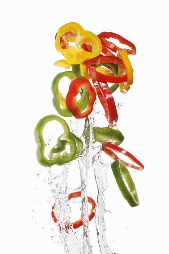 无人,竖图,室内,特写,白天,白色背景,正面,水,辣椒,蔬菜,许多,切开,阴影,飞溅,新鲜,溅,反射,液体,影子,水滴,食品,很多,水珠,食物,黄色,红色,绿色,切,摄影,有机食品,绿色食品,影棚,喷洒,剖面,彩椒,切面,辣角,红海椒,大椒,辣虎,广椒,甜椒,柿子椒,辣子,海椒,番椒,灯笼椒,彩图,影棚拍摄,拍摄
