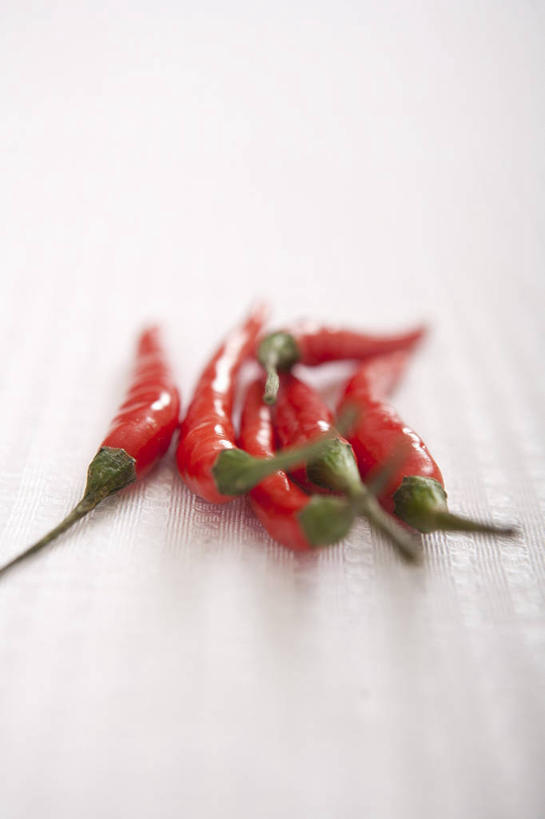 无人,竖图,俯视,室内,特写,白天,白色背景,餐桌,桌子,辣椒,蔬菜,许多,阴影,新鲜,反射,影子,食品,很多,食物,红色,摄影,有机食品,绿色食品,影棚,餐台,辣角,红海椒,大椒,辣虎,广椒,辣子,红辣椒,海椒,番椒,彩图,高角度拍摄,影棚拍摄,拍摄