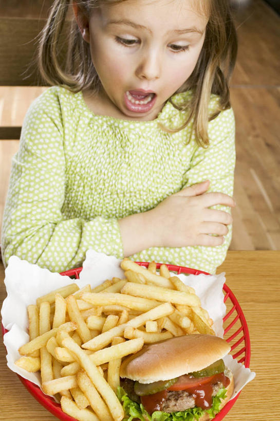 点心,面包,西方人,儿童,一个人,坐,竖图,俯视,室内,白天,烹饪,西餐,纯洁,桌面,桌子,蔬菜,欧洲,欧洲人,仅一个女性,仅一个人,服装,惊讶,新鲜,木制,篮子,塑料,生菜,莴苣,肉,汉堡,牛肉,料理,食品,面点,注视,休闲装,薯条,菜肴,美食,肉类,食物,糕点,一个,小孩,衣服,木制品,容器,塑料制品,快餐,观察,看,张嘴,仅一个小孩,休闲,休闲服,可爱,童年,童趣,西式,服饰,佳肴,有机食品,绿色食品,单个,观看,储藏,惊奇,察看,储存,关注,张大嘴巴,肉食,童真,西式快餐,垃圾食品,烂漫,无邪,小圆面包,春菜,鹅仔菜,莴仔菜,千金菜,叶用莴苣,诧异,天真,女孩,女人,女性,白种人,孩子,张开嘴,坐着,半身,彩图,高角度拍摄,贮存,女生