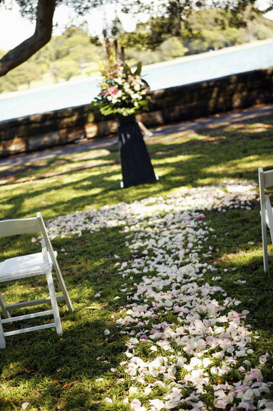 无人,竖图,室外,白天,正面,婚礼,快乐,草地,草坪,植物,地毯,椅子,阴影,庆祝,装饰,盛开,编织,光线,影子,手工艺品,木椅,织物,结婚,花蕾,草,花,花瓣,花朵,鲜花,树,树木,绿色,阳光,自然,工艺品,花苞,花蕊,喜庆,生长,成长,纪念,华丽,修饰,点缀,衬托,美观,雅致,雅观,彩图,高兴