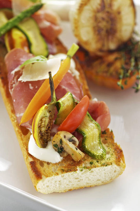 点心,面包,奶酪,无人,竖图,俯视,室内,特写,白天,餐桌,桌子,萝卜,胡萝卜,蔬菜,西红柿,一堆,阴影,堆叠,堆积,朦胧,模糊,新鲜,反射,影子,肉,干酪,起司,食品,面点,芝士,营养,法国面包,火腿,猪肉,肉类,食物,腌制,糕点,乳酪,有机食品,绿色食品,餐台,堆,法棍,长棍面包,乳制品,发酵,肉食,豚肉,法式长棍面包,熏制,火肉,兰熏,猪腿,红萝卜,甘荀,番茄,彩图,高角度拍摄