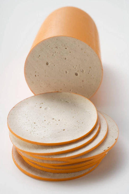 无人,竖图,俯视,室内,特写,白天,白色背景,餐桌,桌子,一排,切开,阴影,整齐,反射,影子,肉,香肠,腊肠,猪肉,肉类,排列,切,摄影,影棚,餐台,队列,剖面,肉食,切面,豚肉,彩图,高角度拍摄,影棚拍摄,拍摄