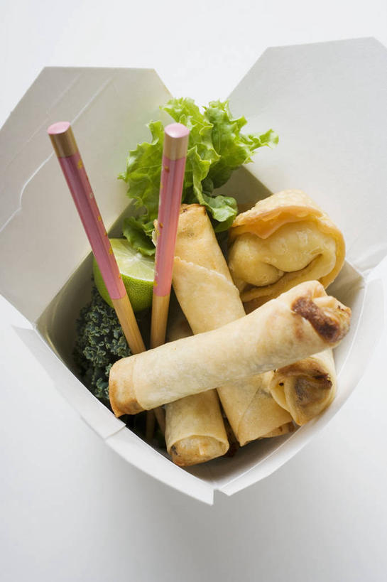 点心,馄饨,面食,无人,竖图,俯视,室内,特写,白天,白色背景,餐桌,筷子,桌子,蔬菜,餐具,一堆,一双,阴影,堆叠,堆积,新鲜,反射,影子,纸盒,生菜,莴苣,油炸,料理,食品,面点,文化,传统,春卷,美食,盒子,食物,一个,包装盒,中式,摄影,有机食品,绿色食品,影棚,单个,餐台,堆,礼节,薄饼,礼仪,春菜,鹅仔菜,莴仔菜,千金菜,春饼,叶用莴苣,扁肉,进餐用具,彩图,高角度拍摄,影棚拍摄,拍摄,炸馄饨