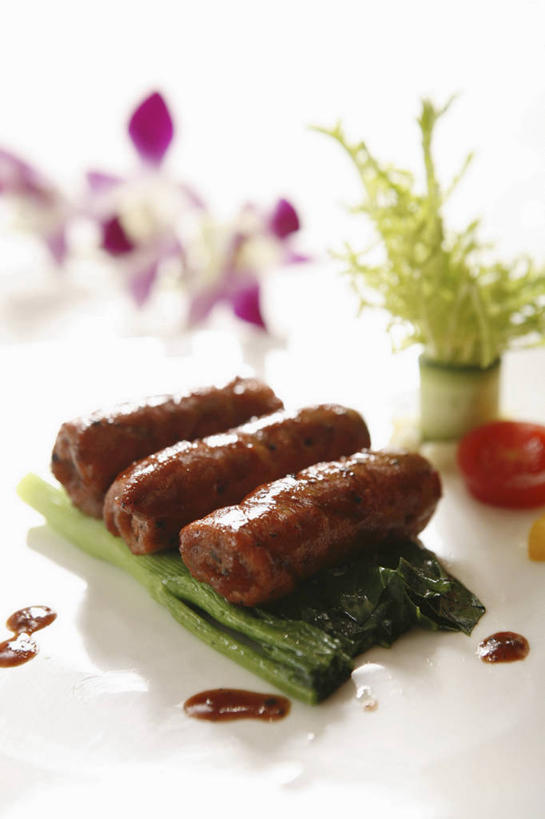 无人,竖图,俯视,室内,特写,白天,白色背景,烹饪,中餐,餐桌,桌子,蔬菜,洋葱,叶子,阴影,朦胧,模糊,新鲜,装饰,盛开,反射,影子,肉,牛肉,料理,食品,绿叶,花蕾,菜肴,美食,肉类,花,花瓣,花朵,鲜花,食物,花苞,花蕊,中式,嫩叶,摄影,佳肴,有机食品,绿色食品,影棚,餐台,华丽,修饰,点缀,配菜,玉葱,肉食,衬托,美观,雅致,雅观,叶,叶片,圆葱,洋葱头,球葱,葱头,彩图,高角度拍摄,影棚拍摄,拍摄