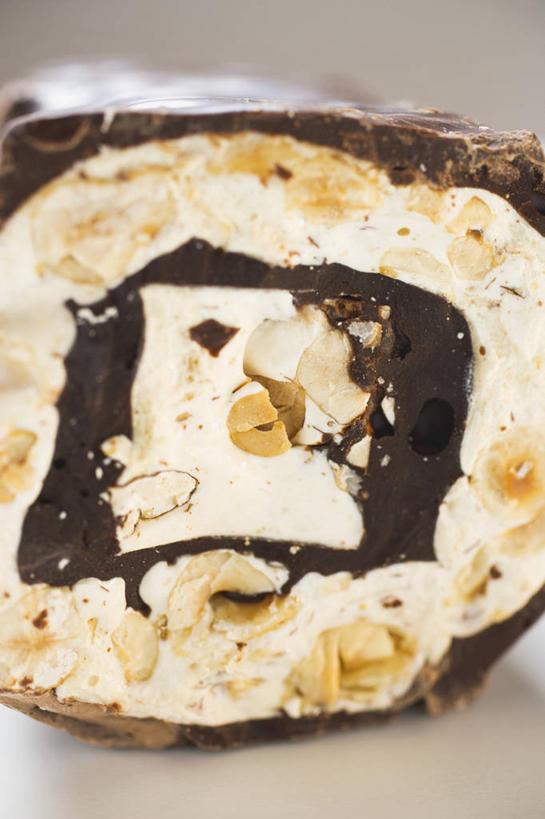 无人,竖图,俯视,室内,特写,白天,白色背景,餐桌,桌子,杏仁,切开,阴影,反射,影子,食品,糖,糖果,坚果,甜点,甜品,果实,食物,甜食,干果,巧克力,切,摄影,影棚,餐台,朱古力,黑巧克力,剖面,切面,牛轧糖,鸟结糖,纽结糖,杏子,杏梅仁,杏核仁,木落子,苦杏仁,彩图,高角度拍摄,影棚拍摄,拍摄