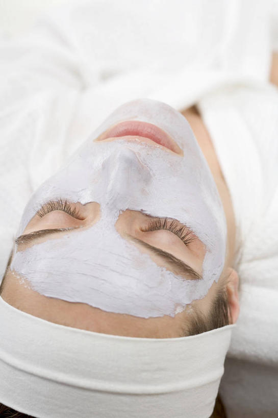 西方人,脸,头,脸颊,一个人,躺,闭眼,竖图,俯视,室内,特写,白天,浴袍,按摩,化妆,美容,欧洲,欧洲人,仅一个年轻女性,仅一个女性,仅一个人,护肤,服装,美白,衣服,化妆品,清洁,保养,享受,休闲,面膜,放松,去角质,SPA水疗,保健,温泉浴场,服饰,保湿,滋润,衣着,护肤品,化妆用品,穿着,去死皮,护肤用品,舒缓,养颜,膏状,膏状面膜,去污,控油,紧肤,嫩肤,祛痘,去痘,祛角质,抗衰,再生,增白,补水,祛斑,抗皱,防皱,除皱,去皱,衣饰,卧着,年轻女性,女人,女性,白种人,头部,脸部,脸蛋,面部,矿泉疗养地,闭眼睛,闭着眼,闭着眼睛,躺着,卧,半身,彩图,高角度拍摄,汤帷子,浴衣,水疗