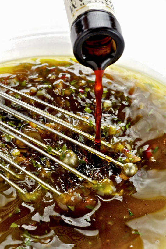 无人,竖图,俯视,室内,特写,白天,烹饪,水,餐桌,桌子,厨具,金属制品,阴影,飞溅,溅,反射,金属,液体,影子,陶瓷,水滴,陶瓷制品,色拉,沙律,水珠,两个,容器,打蛋器,搅拌器,碗,餐台,色拉酱,储藏,储存,喷洒,千岛酱,烹饪用具,手动打蛋器,烹调用具,烹调,彩图,高角度拍摄,贮存