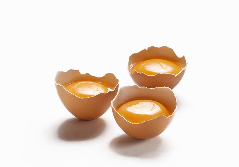 无人,横图,俯视,室内,特写,白天,白色背景,餐桌,桌子,阴影,破碎,反射,影子,蛋,蛋黄,鸡蛋,三个,黄色,摄影,影棚,餐台,破裂,摧毁,草鸡蛋,卵,彩图,高角度拍摄,影棚拍摄,拍摄