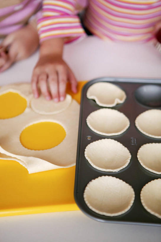 点心,西方人,儿童,手,两个人,伙伴,朋友,竖图,俯视,室内,特写,白天,白色背景,友谊,纯洁,餐桌,桌子,餐具,金属制品,欧洲,欧洲人,握,服装,朦胧,模糊,金属,碟子,烤盘,盘,食品,曲奇,拿,拿着,休闲装,食物,小孩,衣服,盘子,碟,饼干,零食,休闲,手部,休闲服,可爱,童年,童趣,握着,摄影,服饰,影棚,餐台,模具,曲奇饼,童真,曲奇饼干,烂漫,无邪,天真,友情,女孩,女人,女性,白种人,半身,彩图,高角度拍摄,影棚拍摄,拍摄,女生