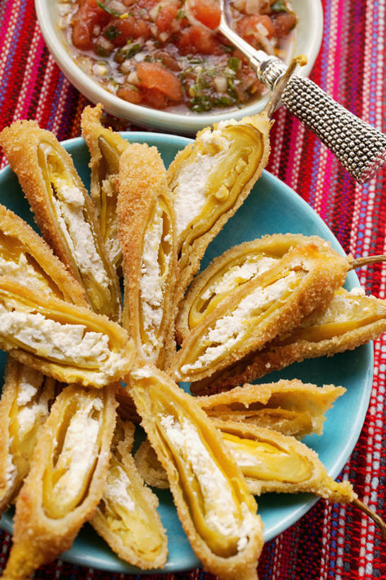 点心,面包,奶酪,无人,竖图,俯视,室内,特写,白天,餐桌,桌子,辣椒,蔬菜,西红柿,餐具,阴影,新鲜,反射,碟子,盘,影子,勺子,陶瓷,调料,酱料,酱汁,茄汁,佐料,干酪,起司,食品,面点,陶瓷制品,调味品,芝士,营养,调味料,番茄酱,酱,食物,糕点,三个,盘子,容器,调羹,碟,汤匙,碗,乳酪,有机食品,绿色食品,餐台,储藏,乳制品,储存,发酵,辣角,红海椒,大椒,辣虎,广椒,辣子,红辣椒,海椒,番茄,番椒,彩图,高角度拍摄,贮存