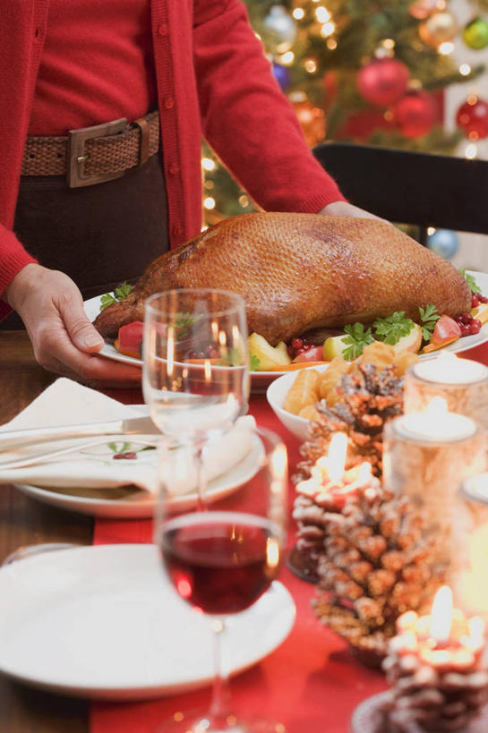 烤鸭,红酒,葡萄酒,西方人,一个人,站,捧,竖图,室内,特写,白天,正面,餐桌,桌子,杯子,餐具,欧洲,圣诞节,欧洲人,仅一个年轻女性,仅一个女性,仅一个人,许多,服装,节日,庆祝,叉子,刀叉,刀子,碟子,高脚杯,盘,陶瓷,肉,陶瓷制品,红酒杯,酒类,很多,休闲装,文化,鸭肉,肉类,玻璃制品,酒,饮料,衣服,红色,盘子,酒杯,容器,碟,碗,站着,庆典,休闲,休闲服,红葡萄酒,服饰,餐台,纪念,储藏,葡萄酒杯,储存,餐刀,肉食,餐叉,年轻女性,女人,女性,白种人,玻璃杯,进餐用具,端,端着,捧着,手捧,站立,半身,彩图,贮存