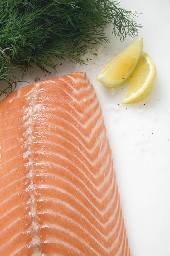 三文鱼,生鱼片,无人,竖图,俯视,室内,特写,白天,白色背景,餐桌,桌子,鲑鱼,柠檬,水果,叶子,一块,切开,阴影,新鲜,反射,影子,肉,生食,鱼肉,鱼片,食品,果实,绿叶,肉类,食物,黄色,切,橙色,嫩叶,摄影,有机食品,绿色食品,影棚,餐台,大马哈鱼,剖面,肉食,切面,莳萝,撒蒙鱼,萨门鱼,冰海之皇,鲑,洋茴香,土茴香,马哈鱼,麻哈鱼,大麻哈鱼,沙西米,叶,叶片,益母果,柠果,彩图,高角度拍摄,影棚拍摄,拍摄,刺身