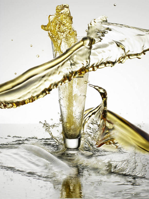 啤酒,无人,竖图,室内,特写,白天,白色背景,正面,水,餐桌,桌子,杯子,阴影,飞溅,溅,反射,液体,影子,水滴,酒类,一杯,玻璃制品,酒,水珠,饮料,一个,酒杯,啤酒杯,摄影,影棚,单个,餐台,喷洒,玻璃杯,彩图,影棚拍摄,拍摄