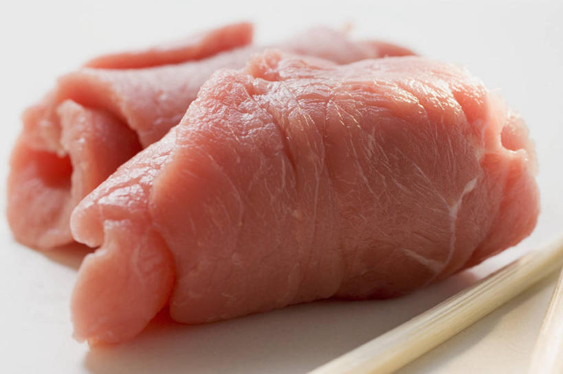 无人,横图,俯视,室内,特写,白天,白色背景,餐桌,桌子,切开,阴影,反射,影子,肉,牛肉,肉类,红色,切,摄影,影棚,餐台,剖面,肉食,切面,彩图,高角度拍摄,影棚拍摄,拍摄