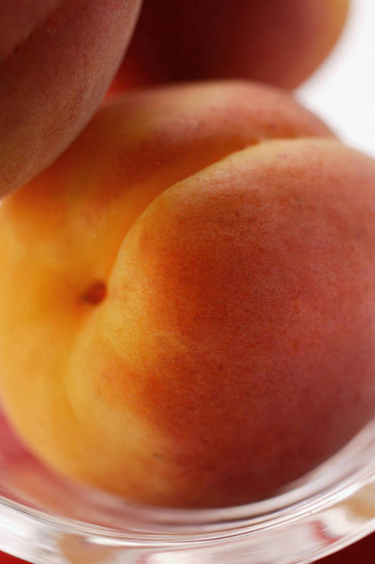 无人,竖图,俯视,室内,特写,白天,餐桌,桌子,杏,水果,一堆,阴影,堆叠,堆积,新鲜,反射,影子,生食,食品,果实,食物,橙色,有机食品,绿色食品,餐台,堆,杏果,杏子,彩图,高角度拍摄