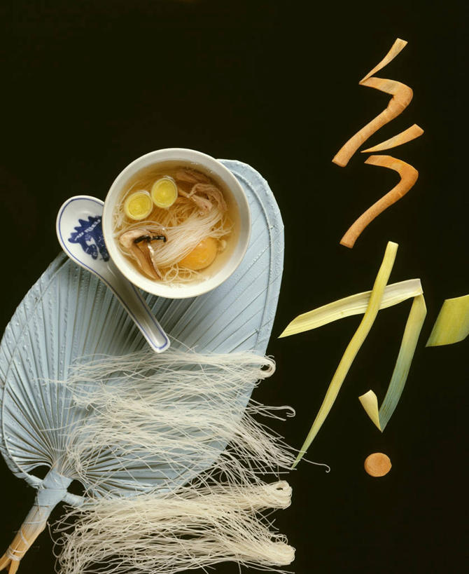 面食,面条,无人,竖图,俯视,室内,特写,白天,烹饪,中餐,餐桌,桌子,阴影,黑色背景,反射,影子,勺子,陶瓷,蛋,鸡蛋,面,汤,料理,食品,陶瓷制品,菜肴,美食,食物,两个,容器,调羹,汤匙,碗,中式,摄影,佳肴,影棚,餐台,储藏,鸡蛋汤,储存,卵,彩图,高角度拍摄,影棚拍摄,拍摄,贮存