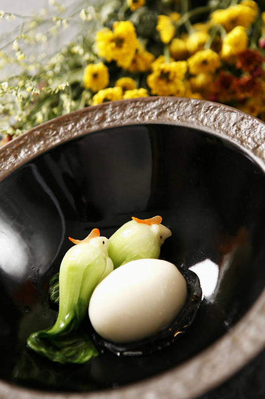 无人,竖图,俯视,室内,特写,白天,烹饪,中餐,餐桌,桌子,蔬菜,阴影,新鲜,盛开,反射,木制,影子,青菜,蛋,鸡蛋,蒸蛋,料理,食品,花蕾,菜肴,美食,花,花瓣,花朵,鲜花,食物,一个,木制品,容器,碗,花苞,花蕊,中式,佳肴,有机食品,绿色食品,单个,餐台,储藏,储存,小白菜,草鸡蛋,卵,蛋羹,不结球白菜,彩图,高角度拍摄,芙蓉蛋,水蛋,贮存