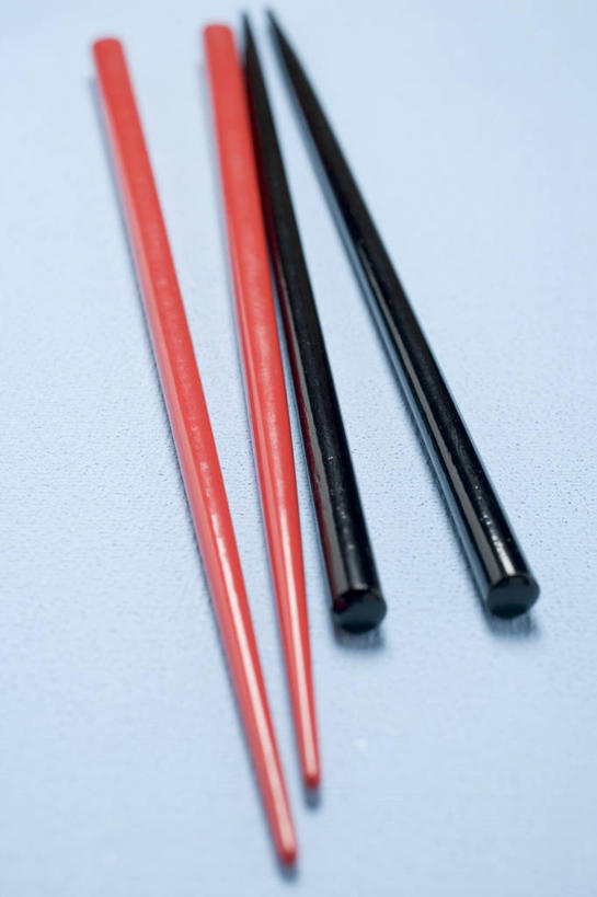 无人,竖图,俯视,室内,特写,白天,餐桌,筷子,桌子,静物,餐具,阴影,蓝色背景,反射,影子,两艘,文化,传统,红色,黑色,摄影,影棚,餐台,礼节,礼仪,进餐用具,彩图,高角度拍摄,影棚拍摄,拍摄