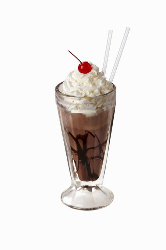 无人,竖图,俯视,室内,特写,白天,白色背景,樱桃,杯子,水果,阴影,新鲜,反射,影子,生食,食品,甜点,甜品,果实,玻璃制品,食物,饮料,一个,水杯,甜食,冰淇淋,摄影,有机食品,绿色食品,影棚,单个,鲜奶,奶昔,巧克力奶昔,玻璃杯,樱珠,莺桃,英桃,楔桃,牛桃,荆桃,彩图,高角度拍摄,影棚拍摄,拍摄