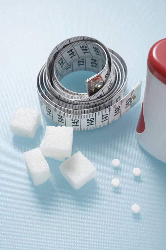 无人,竖图,俯视,室内,特写,白天,阴影,蓝色背景,反射,测量,英文,标志,皮尺,文字,影子,字符,刻度,字母,调料,糖,调味品,调味料,方糖,标识,尺,瓶子,塑料制品,保养,塑料瓶,保健,摄影,影棚,测量工具,英文字母,尺子,减肥,腰围尺,瘦身,量具,量仪,塑料卷尺,半方糖,白方糖,彩图,高角度拍摄,影棚拍摄,拍摄