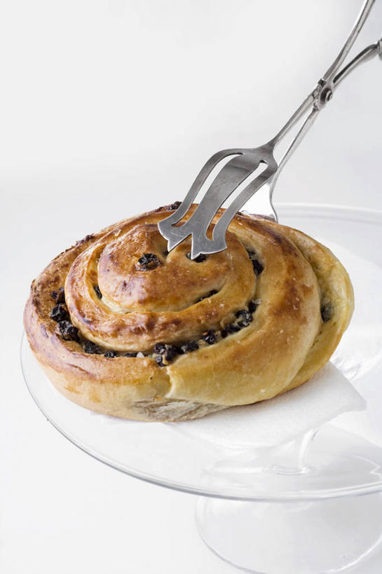 点心,面包,无人,竖图,俯视,室内,特写,白天,白色背景,桌面,桌子,葡萄,餐具,金属制品,阴影,反射,金属,木制,碟子,盘,影子,食品,面点,食物,糕点,一个,盘子,夹子,木制品,碟,葡萄干,摄影,影棚,单个,食品夹,食物夹,面包夹,意粉夹,乌珠木,山葫芦,蒲桃,草龙珠,彩图,高角度拍摄,影棚拍摄,拍摄,葡萄干面包