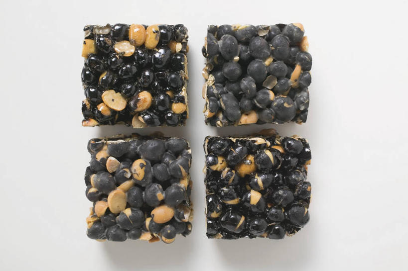 无人,横图,俯视,室内,特写,白天,白色背景,桌面,桌子,一排,阴影,整齐,并列,并排,反射,木制,影子,食品,糖,糖果,甜点,甜品,食物,排列,木制品,甜食,四个,摄影,影棚,队列,平行,硬糖,花生糖,彩图,高角度拍摄,影棚拍摄,拍摄