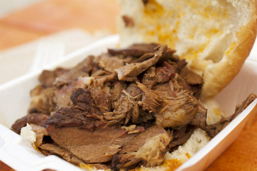 点心,面包,无人,横图,俯视,室内,特写,白天,烹饪,西餐,桌面,桌子,餐具,阴影,朦胧,模糊,反射,木制,碟子,盘,影子,肉,牛肉,三明治,料理,食品,面点,菜肴,美食,肉类,食物,糕点,一个,盘子,木制品,碟,快餐,西式,佳肴,单个,肉食,西式快餐,牛腩,小圆面包,三文治,彩图,高角度拍摄