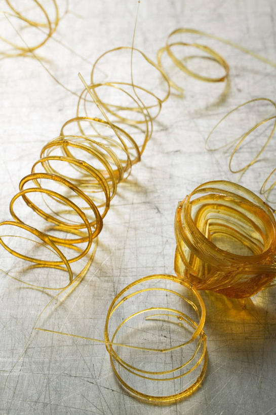 无人,竖图,俯视,室内,特写,白天,白色背景,桌面,桌子,阴影,环绕,围绕,反射,木制,影子,食品,糖,糖果,甜点,甜品,环抱,食物,木制品,甜食,摄影,影棚,萦绕,水晶糖,彩图,高角度拍摄,影棚拍摄,拍摄