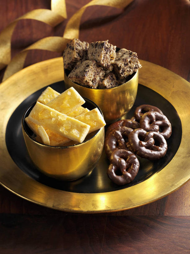 点心,无人,竖图,俯视,室内,特写,白天,桌面,桌子,姜,餐具,圣诞节,阴影,节日,庆祝,装饰,反射,木制,碟子,盘,丝绸,丝带,影子,食品,缎带,文化,绸带,食物,一个,盘子,木制品,碟,饼干,零食,庆典,单个,纪念,华丽,修饰,点缀,止咳,止痛,衬托,美观,雅致,雅观,解毒,发汗,温肺,温胃,行气,止呕,百辣云,生姜,老姜,彩图,高角度拍摄,散寒