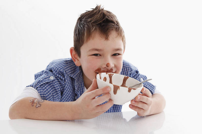 点心,西方人,儿童,一个人,坐,横图,室内,白天,白色背景,正面,纯洁,欧洲,欧洲人,仅一个男性,仅一个人,握,服装,陶瓷,食品,糖,糖果,布丁,甜点,甜品,陶瓷制品,凌乱,拿,拿着,注视,休闲装,食物,一个,小孩,衣服,容器,碗,果冻,甜食,零食,巧克力,观察,看,仅一个小孩,休闲,休闲服,可爱,童年,童趣,舔,握着,摄影,服饰,影棚,单个,观看,储藏,朱古力,察看,混乱,储存,关注,啫喱,童真,烂漫,无邪,纷乱,缭乱,庞杂,天真,男孩,男人,男性,白种人,孩子,坐着,半身,彩图,影棚拍摄,拍摄,巧克力布丁,贮存,男生