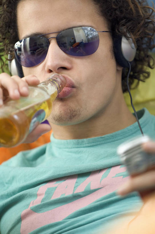 啤酒,西方人,脸,头,脸颊,一个人,坐,竖图,室外,特写,白天,正面,快乐,满意,幸福,草地,草坪,植物,欧洲,欧洲人,仅一个男性,仅一个人,一副,喝,握,服装,墨镜,眼镜,音响,酒类,音乐,拿,拿着,注视,休闲装,娱乐,肩膀,玻璃制品,酒,酒瓶,草,饮料,仅一个年轻男性,衣服,绿色,玻璃瓶,耳机,瓶子,太阳镜,太阳眼镜,观察,看,享受,休闲,休闲服,遮阳镜,放松,握着,服饰,观看,察看,舒适,享乐,关注,男人,男性,年轻男性,白种人,头部,脸部,脸蛋,面部,坐着,半身,彩图