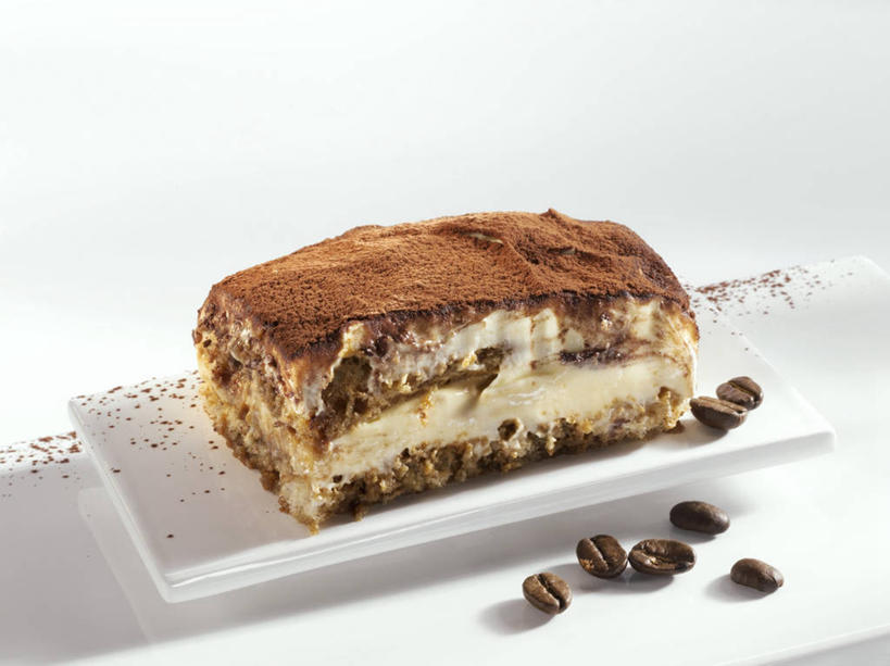 点心,咖啡,无人,横图,俯视,室内,特写,白天,白色背景,下午茶,植物,餐桌,桌子,豆,餐具,一块,阴影,反射,碟子,盘,影子,豆类,豆子,食品,提拉米苏,食物,糕点,一个,盘子,碟,咖啡豆,摄影,影棚,单个,餐台,豆科,咖啡因,意大利蛋糕,彩图,高角度拍摄,影棚拍摄,拍摄,蛋糕