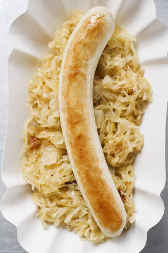 泡菜,无人,竖图,俯视,室内,特写,白天,蔬菜,餐具,一根,阴影,灰色背景,新鲜,反射,碟子,盘,影子,香肠,食品,腊肠,食物,盘子,碟,摄影,有机食品,绿色食品,影棚,彩图,高角度拍摄,影棚拍摄,拍摄