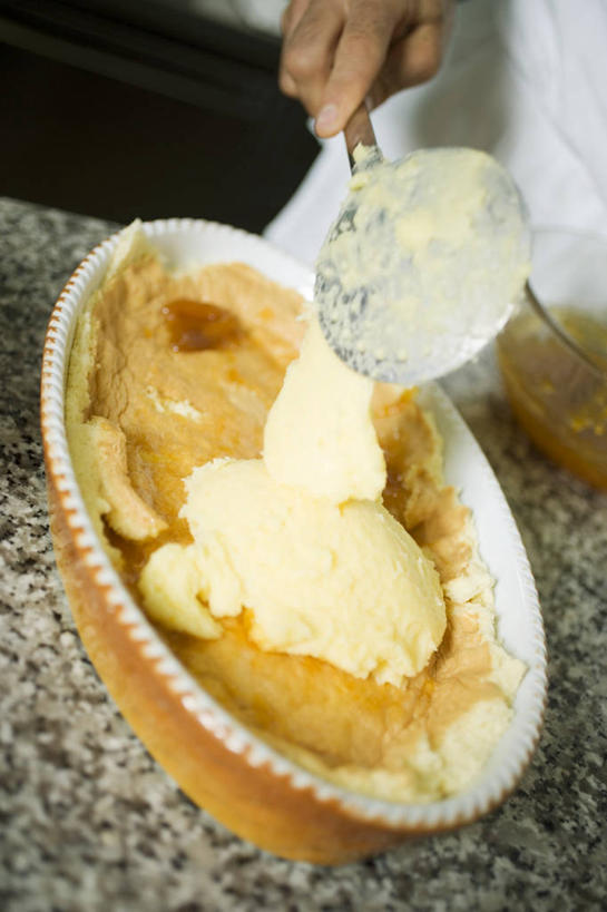 点心,西方人,手,一个人,厨师,站,竖图,俯视,室内,特写,白天,工作服,制服,下午茶,桌面,桌子,欧洲,欧洲人,仅一个男性,仅一个人,握,朦胧,模糊,勺子,大理石,食品,甜点,甜品,拿,拿着,食物,糕点,仅一个年轻男性,调羹,汤匙,甜食,奶油,站着,手部,握着,单手,乳制品,海绵蛋糕,大理石制品,激凌,克林姆,淇淋,工作制服,男人,男性,年轻男性,白种人,厨师长,厨子,大厨,主厨,站立,半身,彩图,高角度拍摄,工作套服,蛋糕