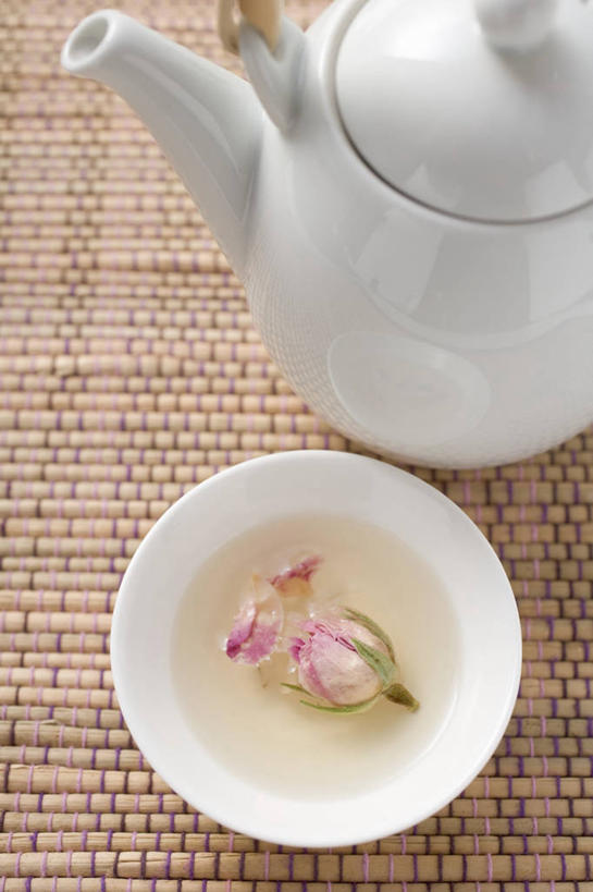 无人,竖图,俯视,室内,特写,白天,爱情,幸福,纯洁,热情,餐桌,茶,桌子,玫瑰,阴影,盛开,反射,壶,影子,陶瓷,茶叶,玫瑰花,陶瓷制品,饮品,浪漫,花蕾,娱乐,水壶,花,花瓣,花朵,鲜花,一朵,一个,粉色,白色,茶壶,容器,碗,花茶,花苞,花蕊,享受,休闲,温暖,温馨,恩爱,放松,乐趣,保健,养生,单个,餐台,储藏,花草茶,和睦,舒适,储存,感动,尊敬,玫瑰花茶,香花茶,香片,熏花茶,天真,刺玫花,徘徊花,彩图,高角度拍摄,融洽,贮存