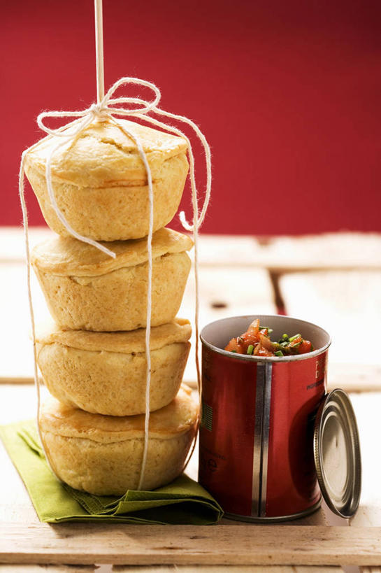 点心,无人,竖图,俯视,室内,特写,白天,桌面,桌子,金属制品,一排,阴影,红色背景,整齐,反射,金属,木制,包装,罐子,影子,鸡肉,肉,食品,面点,馅饼,肉类,食物,糕点,饮料,排列,一个,木制品,容器,绳子,摄影,影棚,单个,易拉罐,堆,绳索,队列,肉食,彩图,高角度拍摄,影棚拍摄,拍摄,鸡肉馅饼