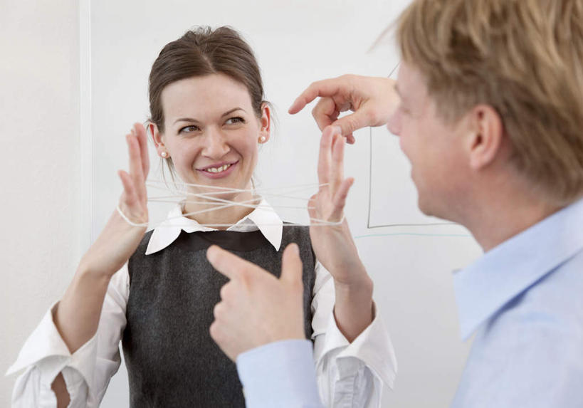 西方人,两个人,伙伴,朋友,商务人士,商务男性,商务女性,站,举,笑,微笑,露齿笑,横图,室内,白天,正面,衬衫,游戏,友谊,成功,合作,团队,集体,信心,玩具,欧洲,欧洲人,套装,墙,玩,注视,娱乐,队伍,墙壁,墙面,绳子,观察,看,托,站着,休闲,战略,翻花绳,观看,活动,绳索,察看,成就,发泄,关注,消遣,智力,商务装,挑帮帮,合伙,工薪阶层,翻绳,宣泄,联合,合谋,解绷绷,解勾勾,解钩钩,挑花花线,线翻花,解股,配合,协作,翻花鼓,挑绷绷,男人,男性,女人,女性,中年男性,中年女性,白种人,白领,上班族,举起,举手,举着,玩耍,嬉戏,向上举,向上伸,向上托,站立,半身,彩图,衬衣