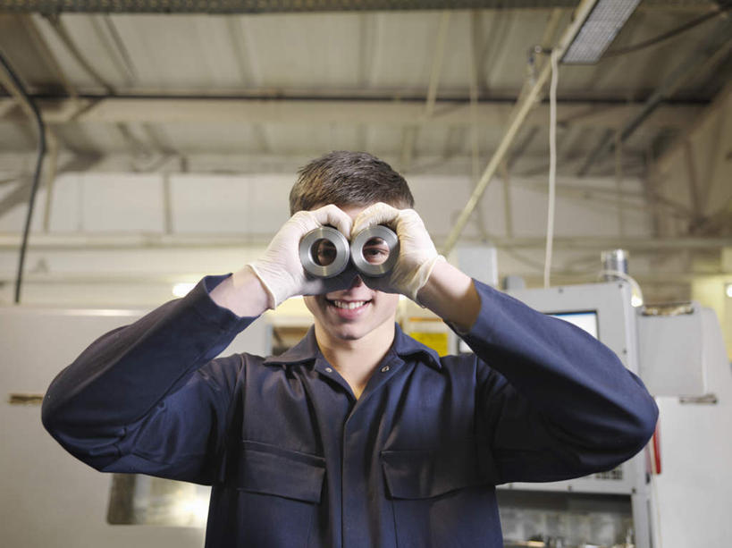 西方人,一个人,机修工,工厂,站,举,笑,微笑,露齿笑,横图,室内,白天,正面,工作服,制服,安全,车间,机器,仪器,科技,天花板,欧洲,欧洲人,仅一个男性,仅一个人,眺望,握,检查,研究,反射,分析,科学,望远镜,眼镜,防护,拿,拿着,注视,工人,仅一个年轻男性,蓝色,手套,观察,看,托,站着,机械,清晰,探索,握着,放大,观看,护目镜,保护,仔细,科研,察看,科学技术,瞭望,聚焦,关注,圆柱体,保险,远视镜,瞭望镜,车床,光学,保全,周全,安稳,安定,清楚,防护手套,安全防护眼镜,工作制服,平安,男人,男性,年轻男性,白种人,机械师,机修工人,举起,举手,举着,向上举,向上伸,向上托,站立,半身,彩图,工作套服,制造厂,光学仪器,千里镜,防护眼镜