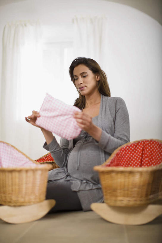 西方人,孕妇,一个人,站,举,竖图,室内,白天,正面,窗户,靠垫,欧洲,欧洲人,仅一个年轻女性,仅一个女性,仅一个人,握,阴影,服装,反射,篮子,影子,墙,靠枕,拿,拿着,注视,休闲装,玻璃窗,墙壁,墙面,两个,衣服,粉色,红色,白色,灰色,垫子,枕头,观察,看,托,站着,休闲,怀孕,休闲服,握着,服饰,观看,察看,便利,待产,存放,关注,载具,快捷,方便,妊娠,准妈妈,寄存,寄放,暂存,年轻女性,女人,女性,白种人,产妇,举起,举手,举着,向上举,向上伸,向上托,站立,半身,彩图,草编婴儿篮,婴儿篮