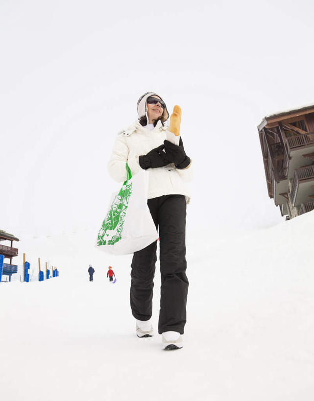 点心,面包,西方人,一个人,家,走,捧,竖图,室外,白天,仰视,购物,消费,雪,大雪,袋子,欧洲,欧洲人,仅一个女性,仅一个人,握,服装,包装袋,墨镜,手提袋,眼镜,房屋,屋子,积雪,雪景,冬季,冬天,食品,面点,购物袋,拿,拿着,注视,楼房,住宅,食物,糕点,衣服,太阳镜,太阳眼镜,观察,看,仅一个中年女性,温暖,遮阳镜,寒冷,握着,金融,服饰,观看,保暖,察看,御寒,购买,关注,滑雪服,贸易,严寒,竞技服,旅游服,冬装,女人,女性,中年女性,白种人,步行,端,端着,捧着,散步,手捧,走路,彩图,低角度拍摄,全身,房子