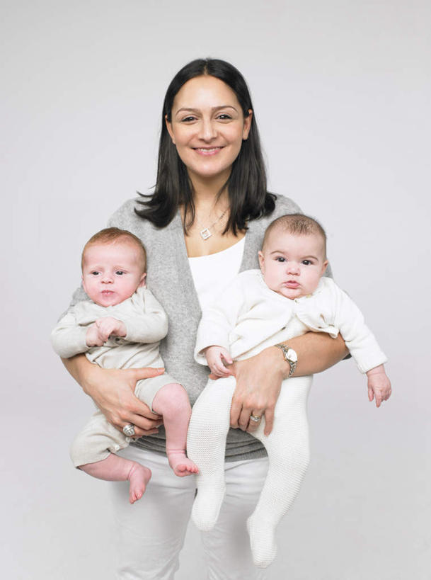 西方人,婴儿,儿童,中年人,三个人,家庭,母亲,站,抱,笑,微笑,露齿笑,竖图,室内,白天,正面,婴儿服装,纯洁,欧洲,欧洲人,灰色背景,服装,时间,时钟,手表,计时,注视,休闲装,小孩,衣服,钟表,观察,看,站着,休闲,温暖,温馨,一家人,休闲服,表,可爱,母爱,童年,童趣,摄影,服饰,活泼,影棚,抱着,观看,腕表,和睦,察看,搂着,关注,宝宝,童真,纯真,烂漫,无邪,母婴,伶俐,天真,女人,女性,中年女性,白种人,孩子,钟,搂,搂抱,站立,半身,彩图,影棚拍摄,婴儿服,拍摄,融洽