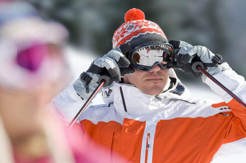 西方人,中年人,脸,头,脸颊,手,两个人,家庭,夫妻,站,举,横图,室外,特写,白天,正面,爱情,锻炼,旅游,度假,安全,运动,美景,帽子,欧洲,欧洲人,双手,握,阴影,服装,朦胧,模糊,装饰,光线,工具,器材,眼镜,影子,景观,防护,浪漫,拿,拿着,注视,娱乐,运动器械,肩膀,衣服,阳光,自然,手套,观察,看,托,站着,享受,休闲,温暖,温馨,一家人,手部,器械,橙色,健身器械,景色,恩爱,放松,握着,恋人,服饰,拐杖,观看,保暖,护目镜,保护,华丽,滑雪杖,点缀,和睦,察看,御寒,关注,自然风光,室外运动,滑雪镜,保险,健身器材,户外运动,滑雪服,滑雪装备,保全,周全,安稳,安定,衬托,美观,雅致,雅观,一顶,编织帽,辅助设备,安全防护眼镜,竞技服,旅游服,冬装,平安,男人,男性,女人,女性,中年男性,中年女性,白种人,头部,脸部,脸蛋,面部,夫妇,情侣,举起,举手,举着,向上举,向上伸,向上托,站立,半身,彩图,健身,雪镜,伴侣,融洽,防护眼镜,运动器材