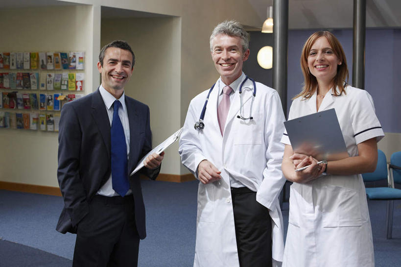 西方人,三个人,同事,商务人士,医生,商务男性,医院,站,举,笑,微笑,露齿笑,横图,照片,室内,白天,正面,工作服,衬衫,制服,成功,合作,团队,集体,信心,椅子,欧洲,欧洲人,一排,握,阴影,套装,整齐,反射,材料,档案,文件,影子,纸,墙,领带,拿,拿着,注视,队伍,墙壁,墙面,排列,白色,手稿,听诊器,资料,观察,记录,看,托,站着,医护人员,医疗人员,握着,摄影,观看,证明,察看,医疗设备,领导,象征,庄重,白大褂,成就,队列,关注,文档,医疗器械,商务装,身份,医疗工具,合伙,领袖,工薪阶层,医疗机构,记载,正式,地位,工作制服,记实,纪录,检测工具,男人,男性,女人,女性,中年男性,中年女性,白种人,白领,大夫,上班族,相片,举起,举手,举着,向上举,向上伸,向上托,站立,半身,彩图,衬衣,工作套服,拍摄,照相,病院,诊所,病历