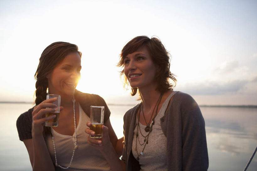 啤酒,西方人,两个人,伙伴,朋友,站,举,笑,微笑,露齿笑,横图,室外,白天,正面,旅游,度假,快乐,满意,友谊,幸福,海浪,海洋,美景,杯子,项链,欧洲,欧洲人,握,阴影,服装,光线,影子,景观,浪花,云,云朵,音响,酒类,音乐,拿,云彩,拿着,注视,休闲装,娱乐,玻璃制品,酒,装饰品,饮料,两个,衣服,蓝色,白云,蓝天,天空,阳光,自然,海水,耳机,酒杯,啤酒杯,饰品,首饰,天,观察,看,托,站着,享受,休闲,休闲服,景色,放松,握着,服饰,晴朗,观看,察看,舒适,享乐,关注,自然风光,海景,友情,年轻女性,女人,女性,白种人,玻璃杯,大海,风浪,海,海水的波动,近岸浪,涌浪,晴空,举起,举手,举着,向上举,向上伸,向上托,站立,半身,彩图,眩光