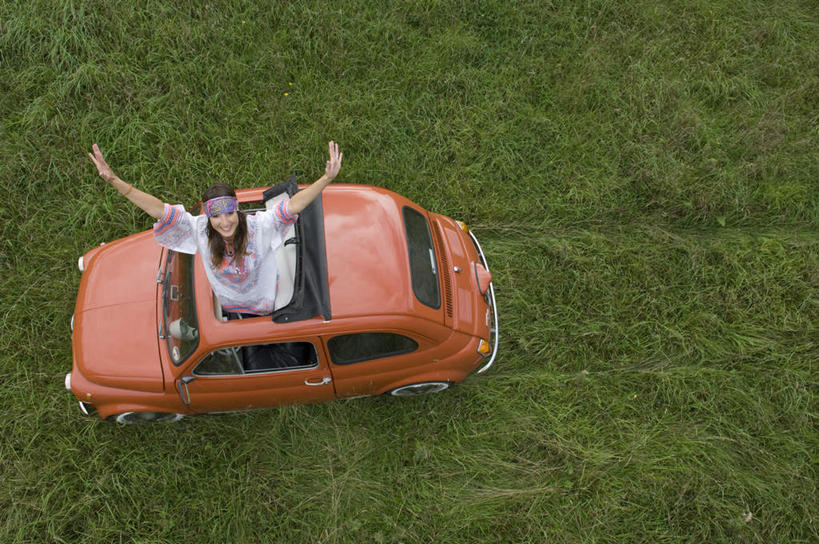 西方人,一个人,站,举,伸展双臂,横图,俯视,室外,白天,草地,草坪,植物,汽车,欧洲,欧洲人,仅一个女性,仅一个人,一辆,服装,注视,休闲装,车,草,衣服,红色,绿色,交通工具,轿车,观察,看,托,站着,仅一个中年女性,休闲,休闲服,服饰,观看,察看,关注,载具,女人,女性,中年女性,白种人,敞开双臂,举起,举手,举着,伸开双臂,向上举,向上伸,向上托,展开双肩,站立,张开手臂,张开双臂,彩图,高角度拍摄,全身