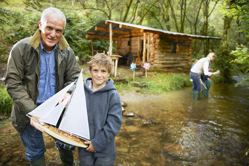 西方人,儿童,老年人,两个人,家庭,祖父,家,木屋,站,笑,微笑,横图,室外,白天,正面,纯洁,草地,草坪,河流,石头,水,植物,欧洲,欧洲人,握,服装,裤子,石子,河水,水流,拿,拿着,注视,牛仔裤,休闲装,住宅,草,小孩,衣服,绿色,模型,观察,看,站着,休闲,温暖,温馨,一家人,休闲服,鹅卵石,可爱,童年,童趣,握着,服饰,爷爷,观看,祖孙,和睦,察看,关注,航模,按摩石,童真,烂漫,无邪,外公,外祖父,外孙,外孙子,天真,老年男性,男孩,男人,男性,白种人,孩子,孙子,石块,站立,半身,彩图,茅舍,茅屋,棚屋,小木屋,小屋,融洽,男生